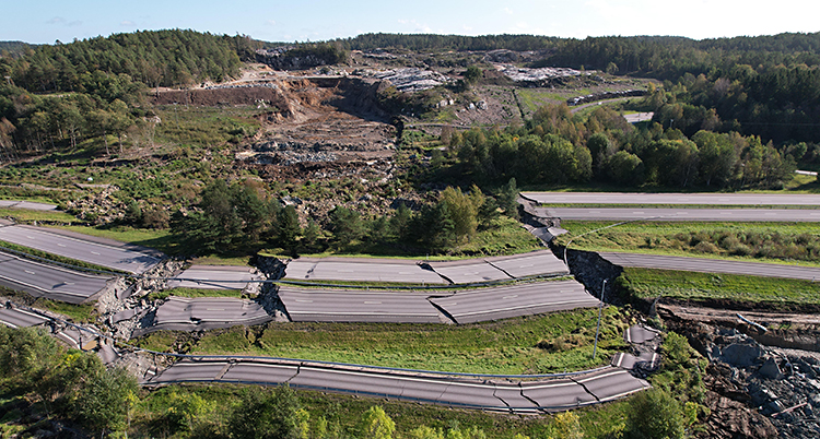 En bild från luften som visar en motorväg som är helt trasig av ras.