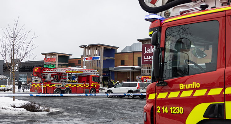 Flera brandbilar står utanför.