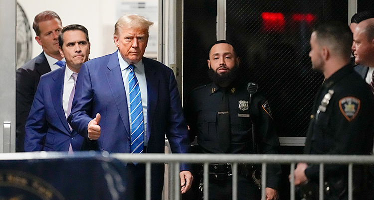 Donald Trump tittar mot kameran och gör tummen upp.