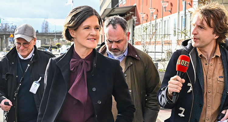 Batra går och en journalist med mikrofon går bredvid.