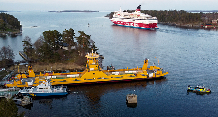 Bild från luften. En räddningsbåt syns bredvid den stora gula färjan.