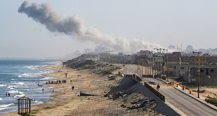 Rök stiger upp mot himlen från Gaza.