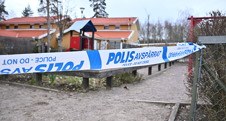 En lekplats med polisens band framför.