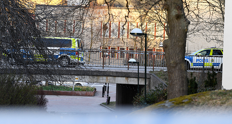 En gångväg under en tunnel. En polisbil syns.