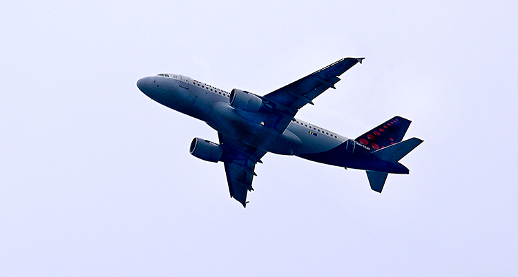 Ett flygplan som flyger genom luften.