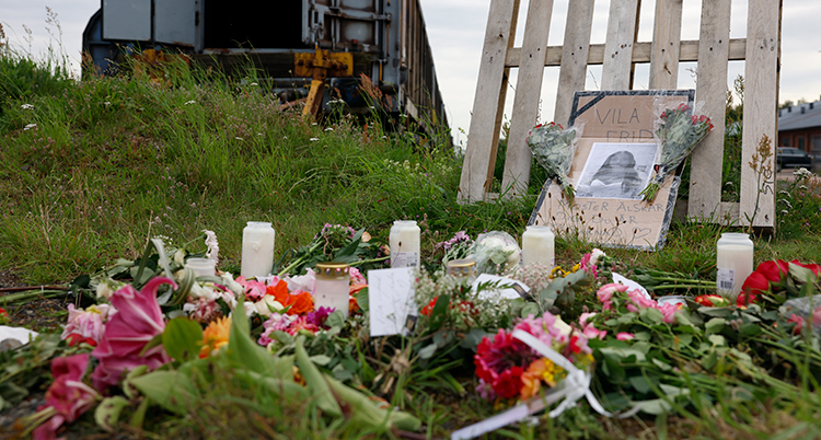 Blommor, ljus och en bild på flickan.