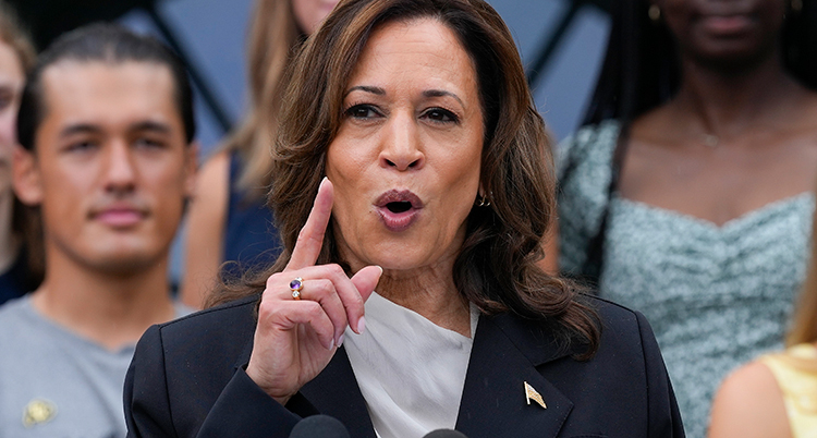 Kamala Harris håller tal.
