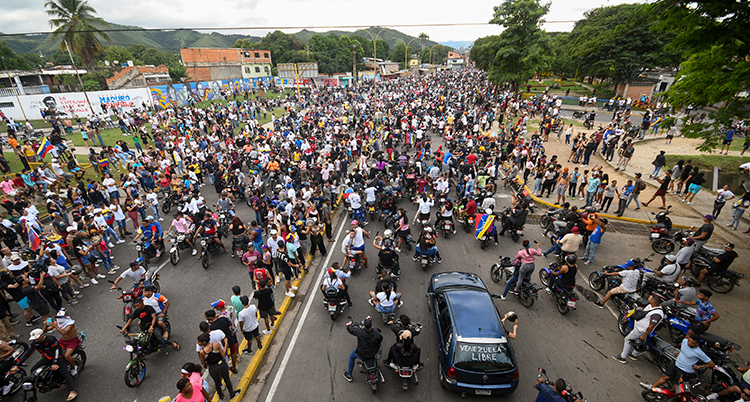 Massor av människor på en gata i Venezuela.