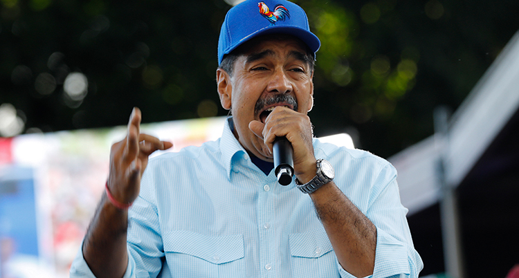 Nicolas Maduro pratar i en mikrofon.